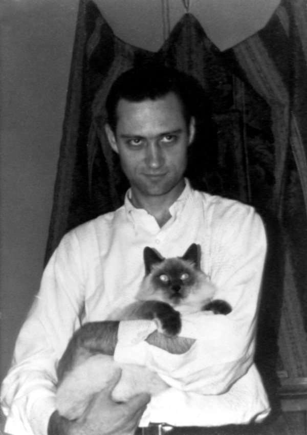Юджин Роуз с котом по кличке Александр. Сан-Франциско. Начало 1960-х гг.