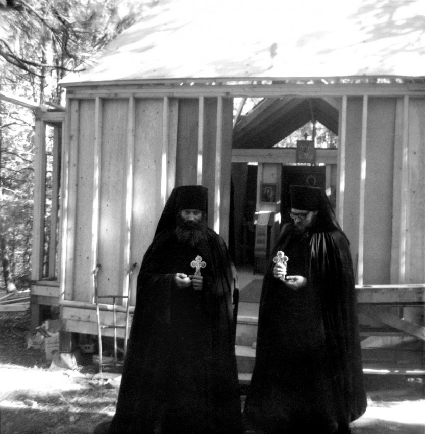 Монахи Серафим (Роуз) и Герман (Подмошенский) перед скитской церковью. 1427 окт. 1970 г.