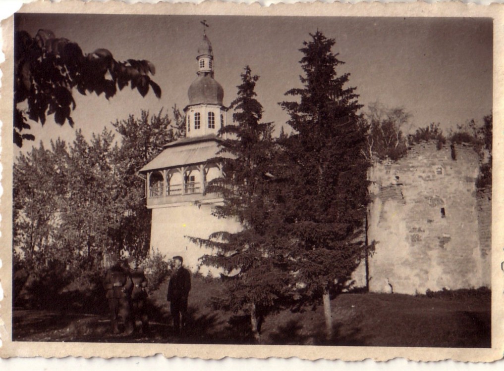 Успенский Псково-Печерский монастырь. Святые ворота с церковью Корнилия Фото 1941 г